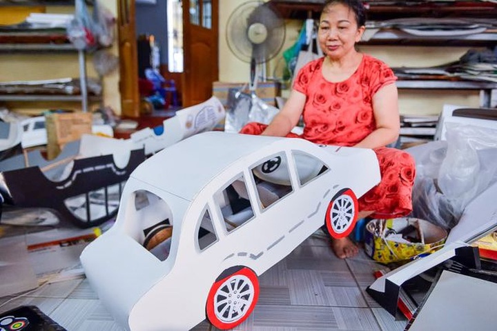 Northern commune busy making paper offerings - 3