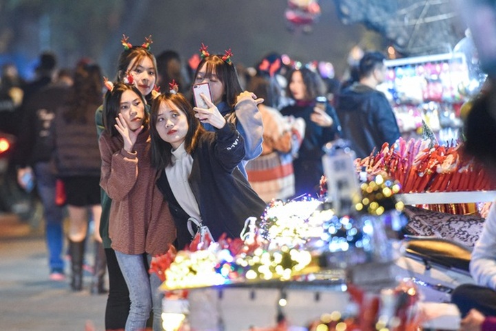 Hanoi street attracts visitors on Christmas Eve - 4