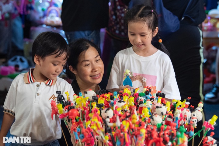 Hanoi street crowded ahead of Mid-Autumn Festival nears - 4 Hanoi street crowded ahead of Mid-Autumn Festival nears - 4