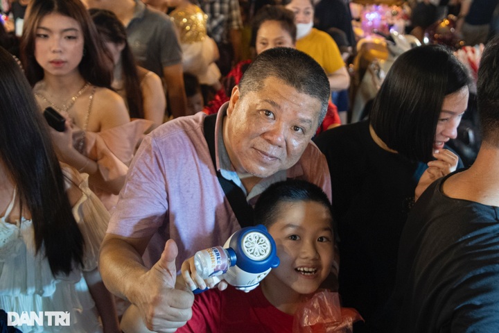 Hanoi street crowded ahead of Mid-Autumn Festival nears - 8 Hanoi street crowded ahead of Mid-Autumn Festival nears - 8
