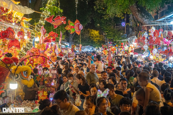 Hanoi street crowded ahead of Mid-Autumn Festival nears - 3 Hanoi street crowded ahead of Mid-Autumn Festival nears - 3