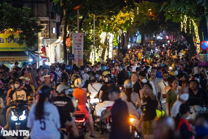 Hanoi street crowded ahead of Mid-Autumn Festival nears - 7 Hanoi street crowded ahead of Mid-Autumn Festival nears - 7