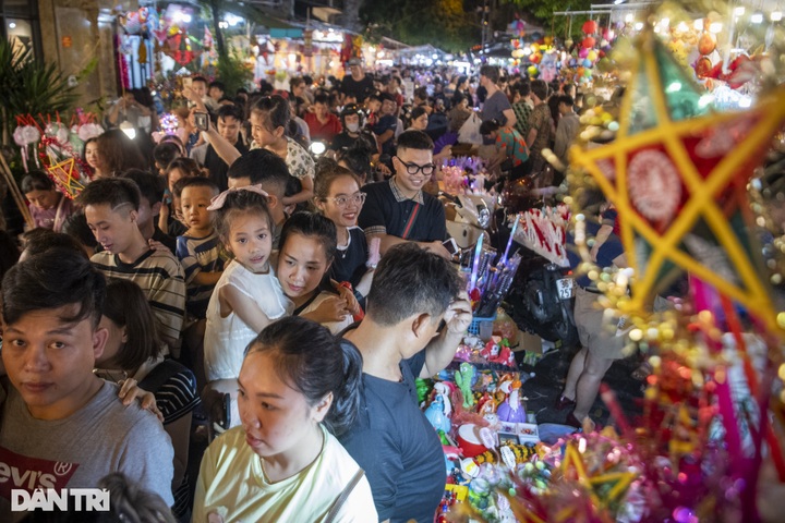 Hanoi street crowded ahead of Mid-Autumn Festival nears - 6 Hanoi street crowded ahead of Mid-Autumn Festival nears - 6