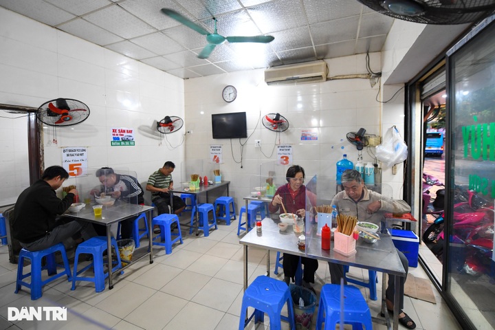 Hanoi restaurants busy on reopening day - 2