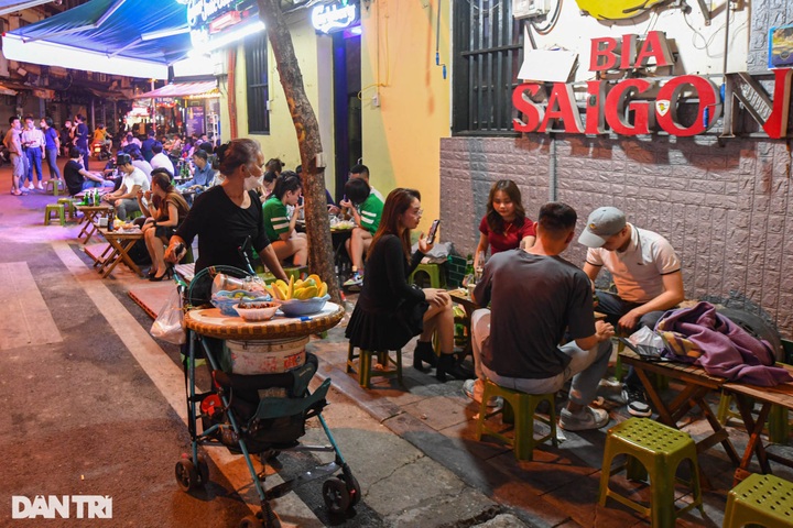 Hanoi restaurants overflow after evening curfew is lifted - 5