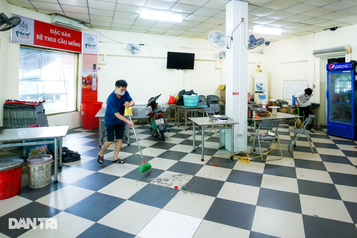 Shops in 19 Hanoi districts reopen after long suspension - 2