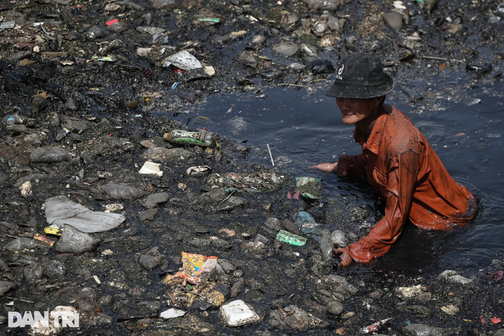 Tonnes of rubbish collected from HCM City canal - 3