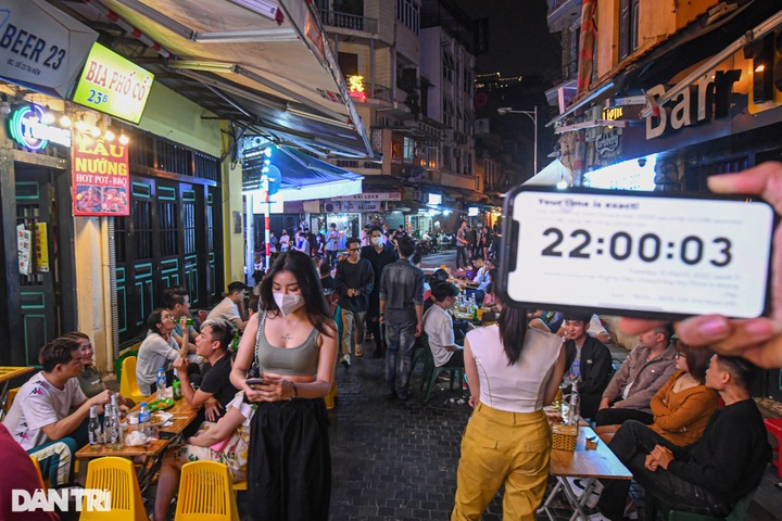 Hanoi restaurants overflow after evening curfew is lifted - 1