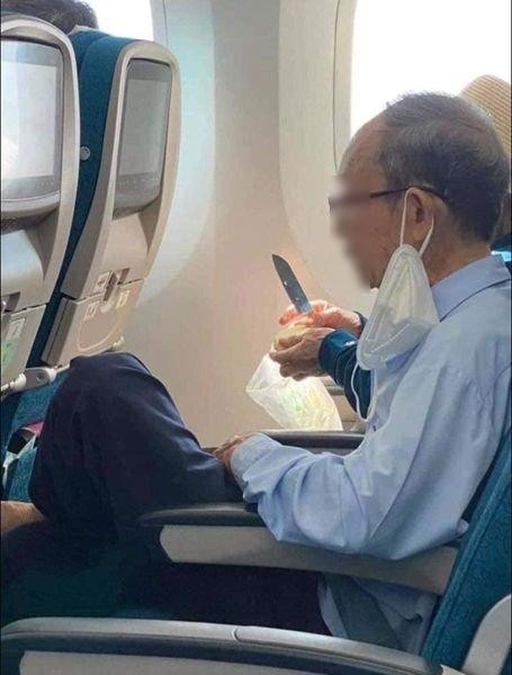 Tan Son Nhat staff suspended after passenger uses knife on flight - 1