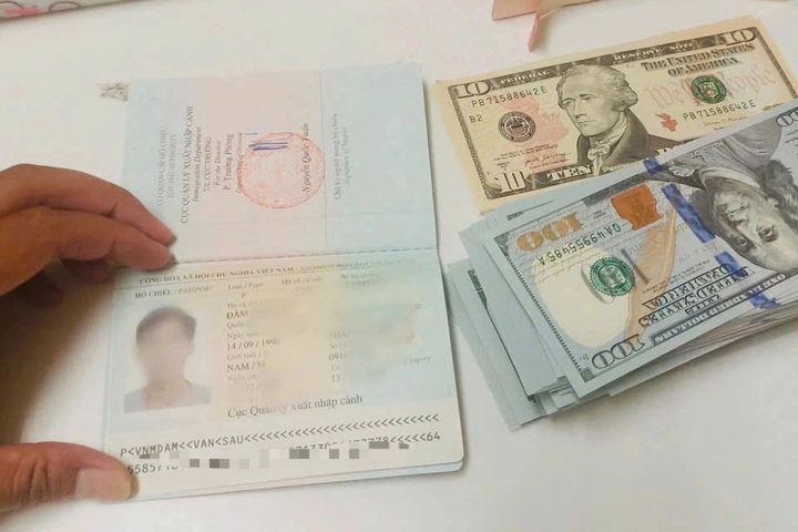 Hanoi airport returns backpack containing over USD15,000 - 2 Hanoi airport returns backpack containing over USD15,000 - 2