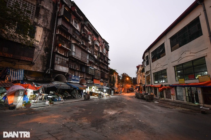 Quiet atmosphere in Vietnam's major cities on Lunar New Year Day - 4