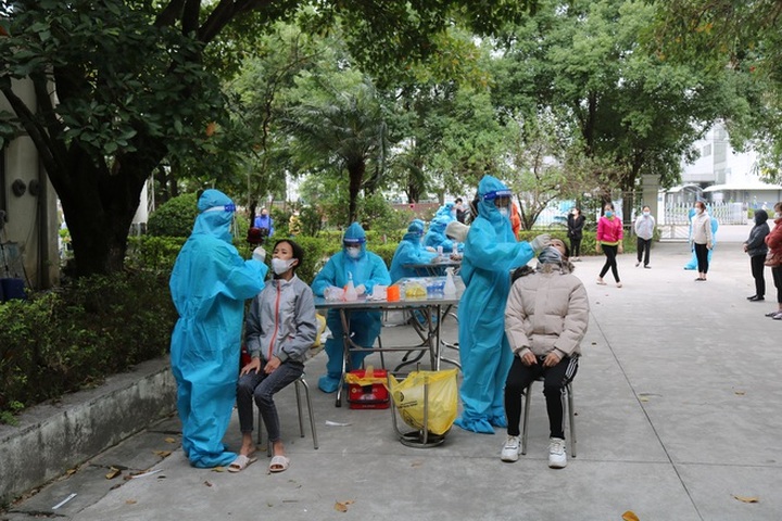 Outlying Hanoi firms locked down due to Covid-19 - 1