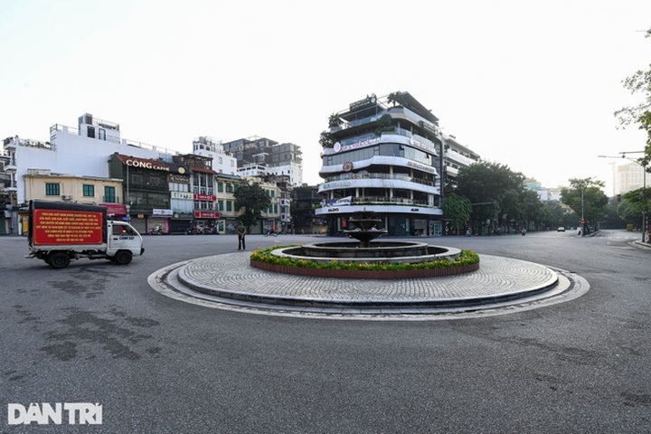 Hanoi, HCM City adapt to different anti-Covid measures - 1 Hanoi, HCM City adapt to different anti-Covid measures - 1