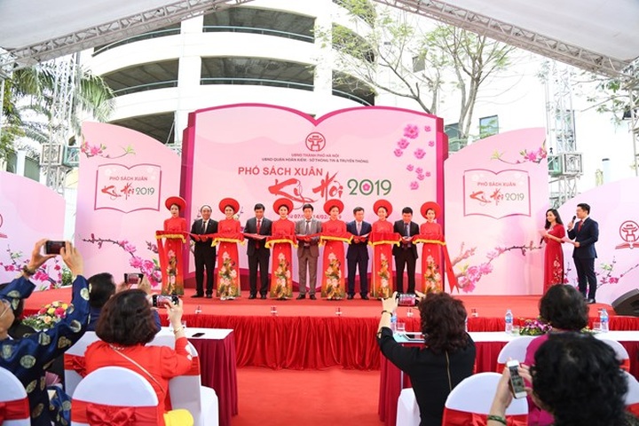Hanoi: Various activities invite visitors to Spring Book Street - 1 Hanoi: Various activities invite visitors to Spring Book Street - 1