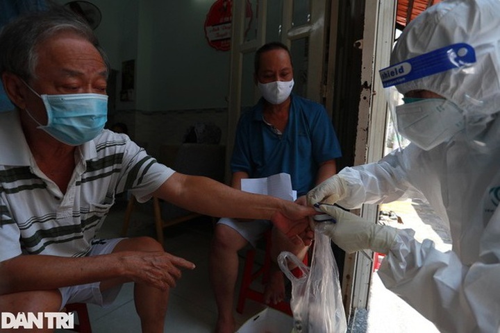 Hanoi Covid-19 patients seek for online treatment advice - 1