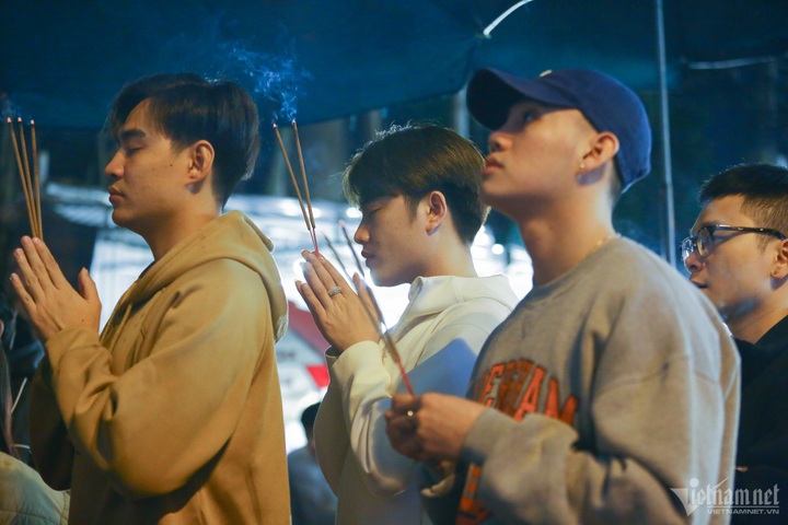 People rush to Tay Ho Temple for worshiping at midnight - 4