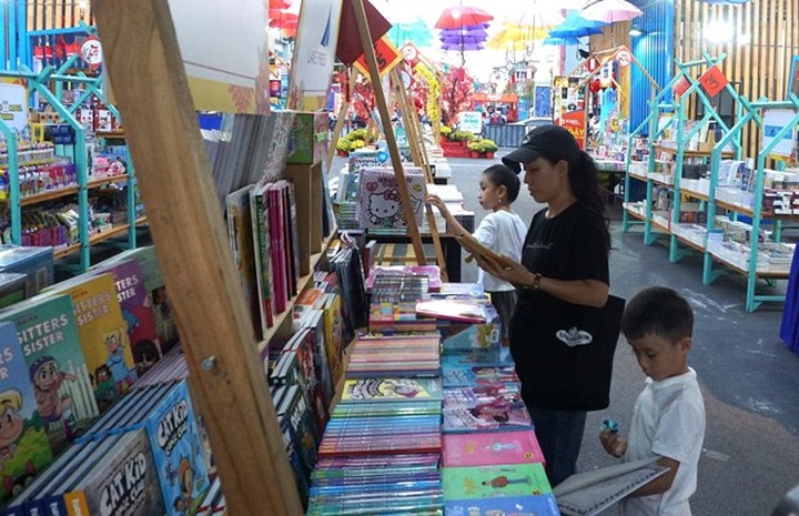 HCM City opens Tet book street festival 2024 - 1