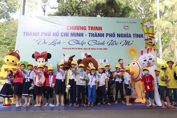 HCM City offers free tours to disadvantaged children, adults - 1