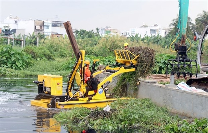 HCM City trials new system to collect rubbish from water bodies - 1
