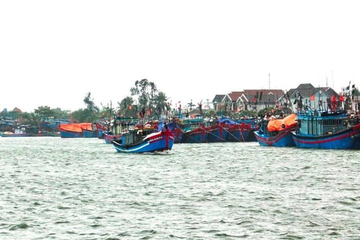 Central Vietnam prepares for storm Rai - 1