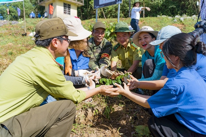 Miss Universe Vietnam plants trees in Thua Thien-Hue - 2