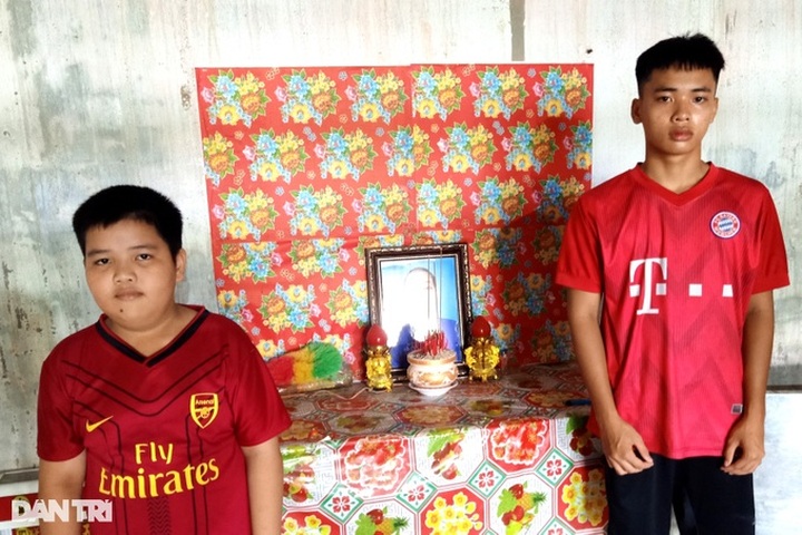 Two boys in Bac Lieu seek help after mother dies - 1