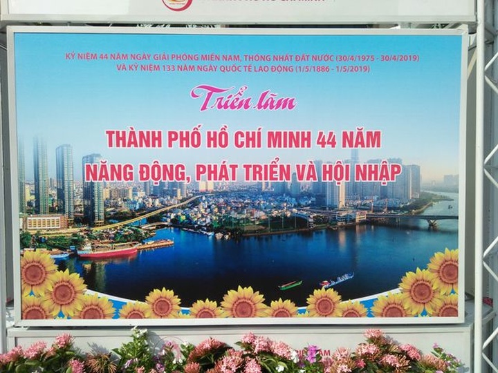 HCM City displays photos to mark Reunification Day - 1