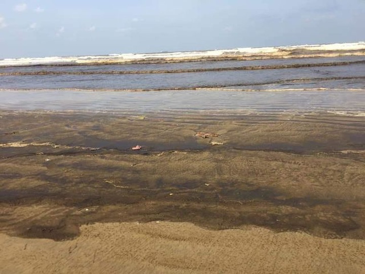 Khe Hai Beach polluted by strange black water - 1 Khe Hai Beach polluted by strange black water - 1