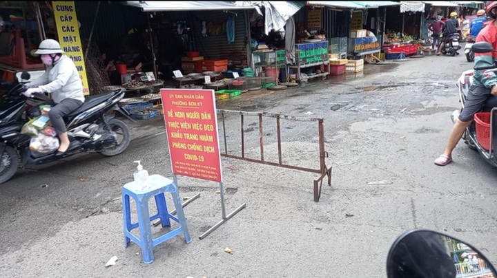 HCM City streets deserted amid social distancing - 9