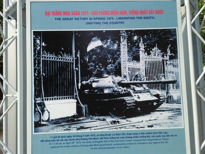 HCM City displays photos to mark Reunification Day - 2