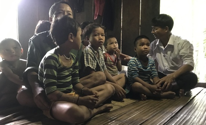 Quang Ngai teachers struggle to get mountainous children to go to school - 2