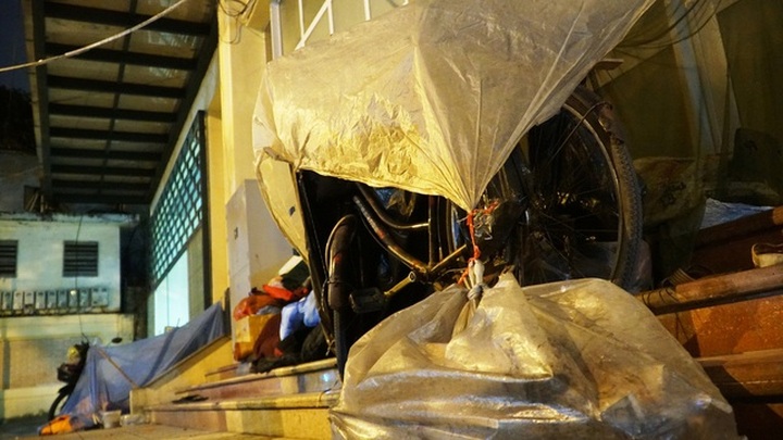 Homeless people struggle through Hanoi cold night - 6