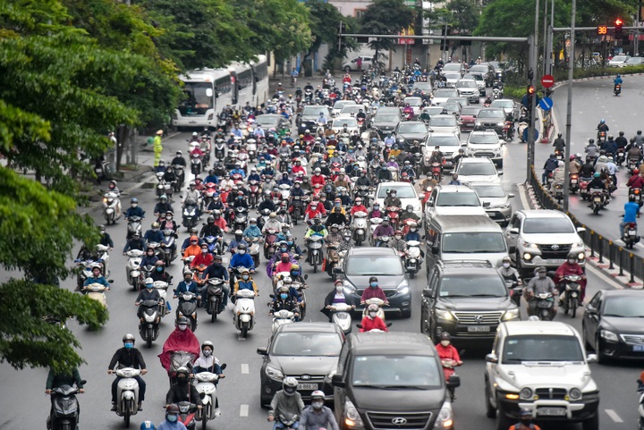 Hanoi crowded again after eased social distancing - 4