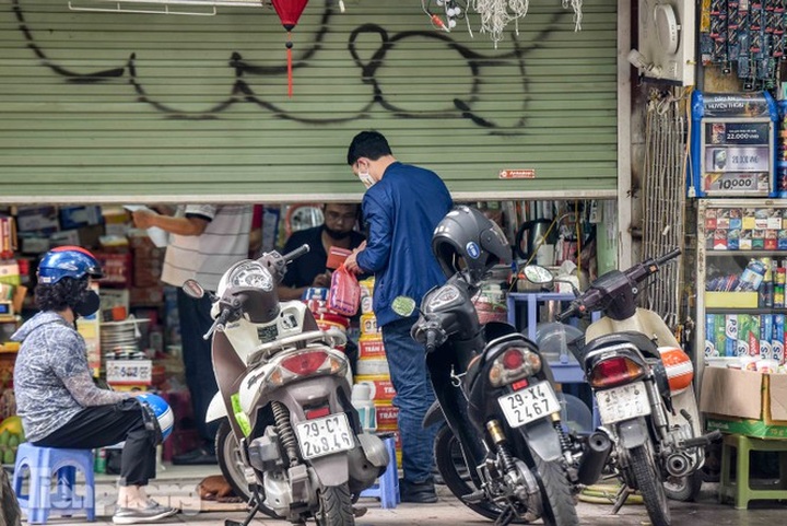 Hanoi shops start to reopen as social distancing period nears end - 2 Hanoi shops start to reopen as social distancing period nears end - 2