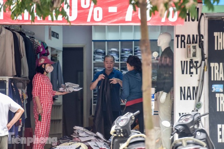 Hanoi shops start to reopen as social distancing period nears end - 4 Hanoi shops start to reopen as social distancing period nears end - 4