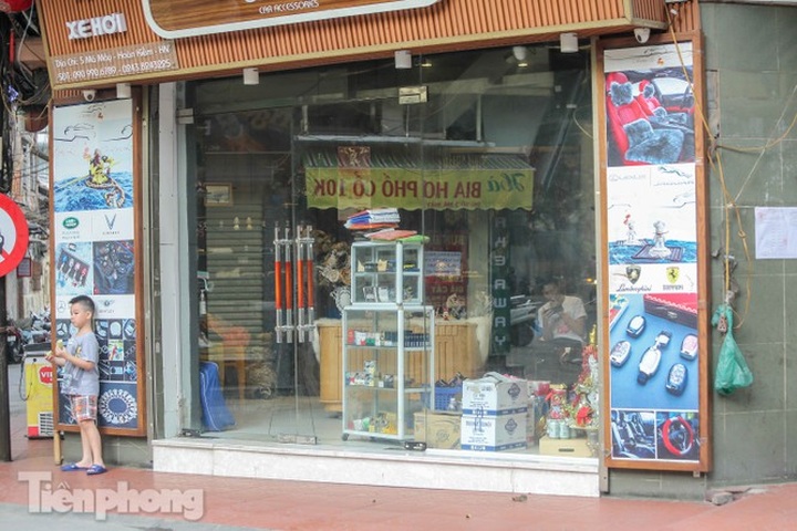 Hanoi shops start to reopen as social distancing period nears end - 5 Hanoi shops start to reopen as social distancing period nears end - 5