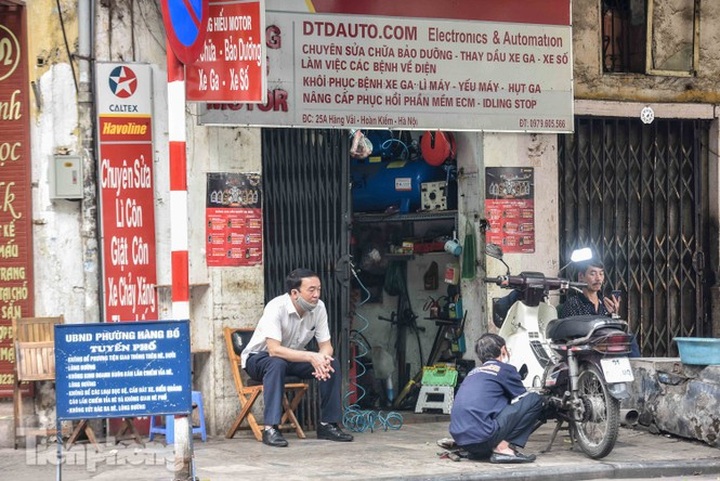 Hanoi shops start to reopen as social distancing period nears end - 6 Hanoi shops start to reopen as social distancing period nears end - 6