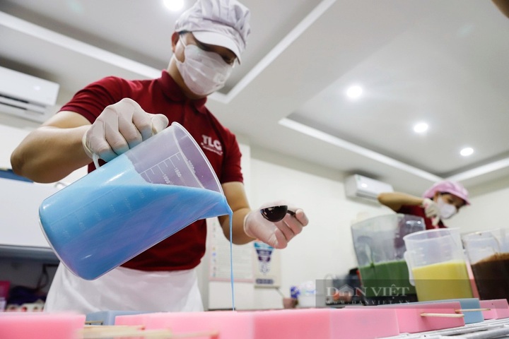Man makes Hanoi landmark ice creams - 6
