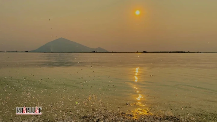 Water pumped into Long An river to ease saline intrusion - 1