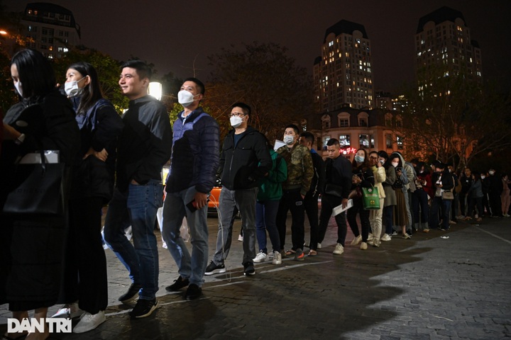 Hundreds wait through the night for their children school enrollment - 1 Hundreds wait through the night for their children school enrollment - 1