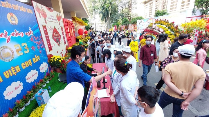 HCM City hospital opens flower street for patients - 3