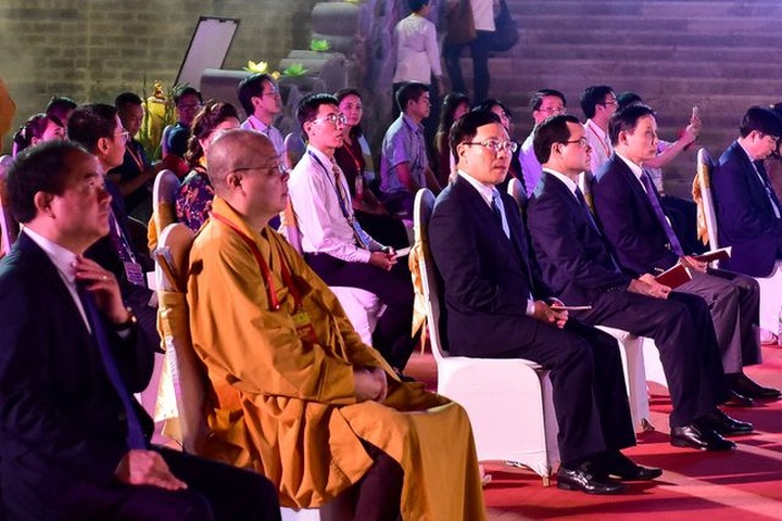 Thousands attend Vesak 2019 flower lantern ceremony - 3 Thousands attend Vesak 2019 flower lantern ceremony - 3