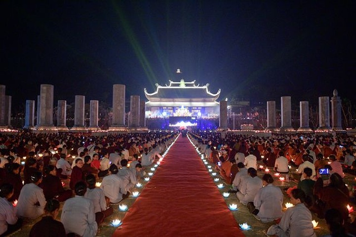 Thousands attend Vesak 2019 flower lantern ceremony - 1 Thousands attend Vesak 2019 flower lantern ceremony - 1