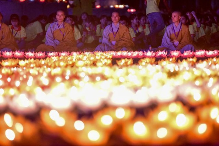 Thousands attend Vesak 2019 flower lantern ceremony - 6 Thousands attend Vesak 2019 flower lantern ceremony - 6