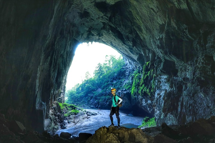 Miss Vietnam 2018 H'Hen Nie explores Son Doong Cave - 8