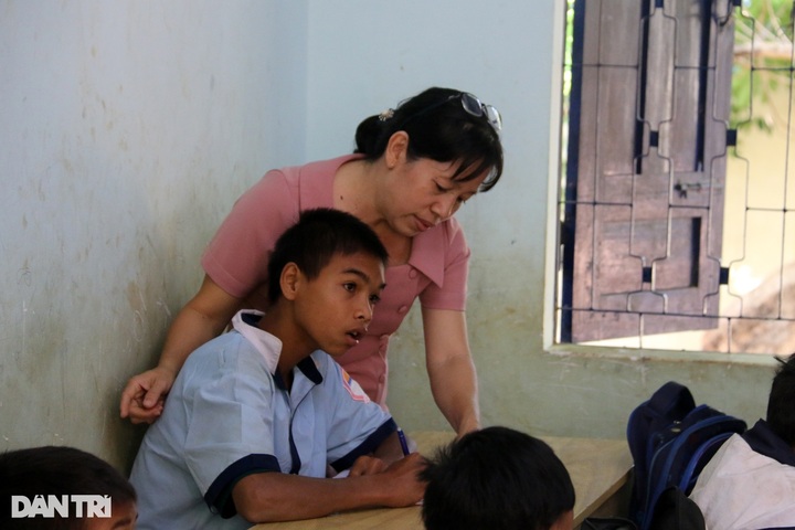 Two Dak Nong brothers receive over VND2 billion in public donations - 4