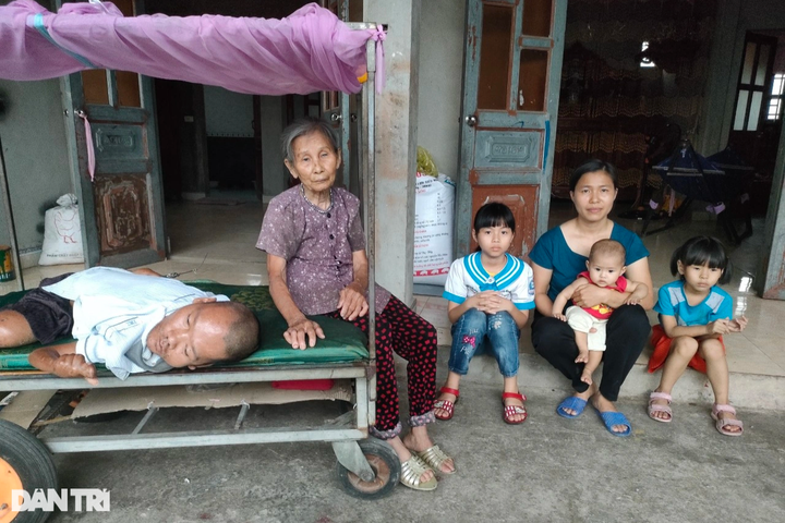 Nghe An elderly woman needs help to support disabled son - 2 Nghe An elderly woman needs help to support disabled son - 2