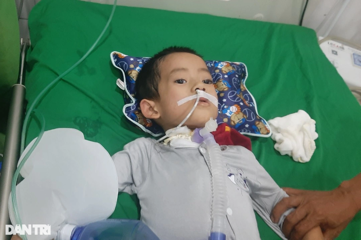 Nghe An couple receives nearly VND1.20 billion in donations to save ill son - 2 Nghe An couple receives nearly VND1.20 billion in donations to save ill son - 2