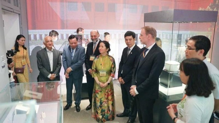 Hanoi displays 29 royal treasures - 1