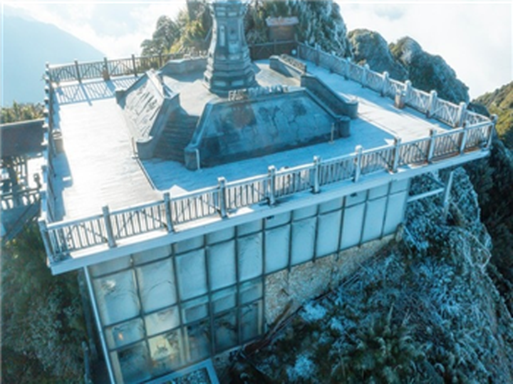 Hoar frost covers Fansipan peak as temperatures plunge to below zero - 1 Hoar frost covers Fansipan peak as temperatures plunge to below zero - 1